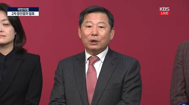 ▲이철규 국민의힘 공천관리위원이 28일 오후 국회의원 후보자 2차 경선 결과를 발표한 뒤 질의응답에서 현역 교체가 없다는 지적에 강한 자가 절대선이라고 밝히고 있다. 사진=KBS 현장영상 갈무리