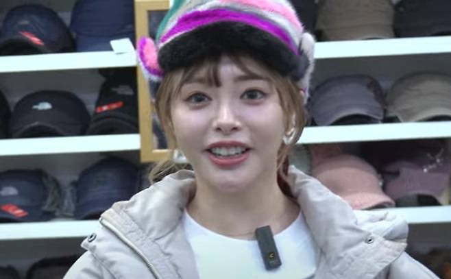 일본의 유명 성인영화(AV) 배우 오구라 유나가 한국의 한 전통시장에서 바가지 요금을 냈다고 폭로해 논란이 일고 있다. [사진출처 = 유튜브 영상 캡처]