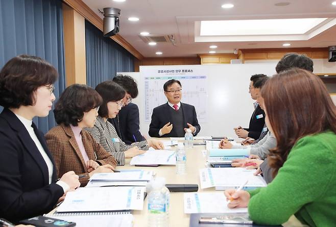 홍남표 창원특례시장(가운데)이 공공시설 업무 프로세스 혁신 토론회를 하고 있다./사진제공=창원특례시