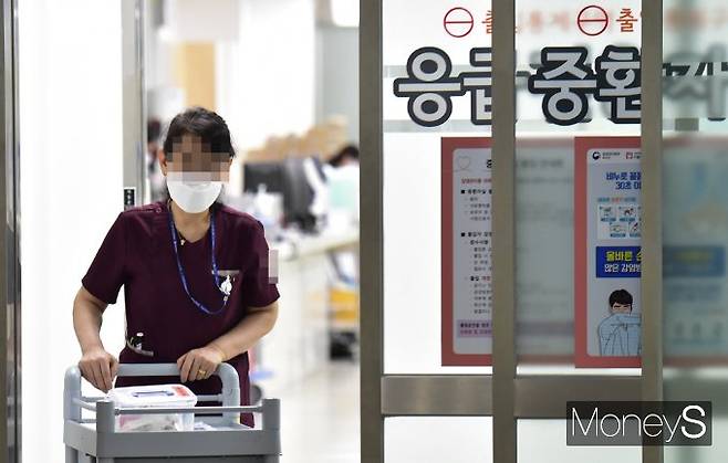 정부가 제시한 전공의 복귀 데드라인인 29일, 부산대 의과대학 교수들이 정부에게 강경대응을 중단해달라고 요청했다. 지난 21일 서울 한 대형병원에서 의료진이 이동하고 있다. /사진=임한별 기자