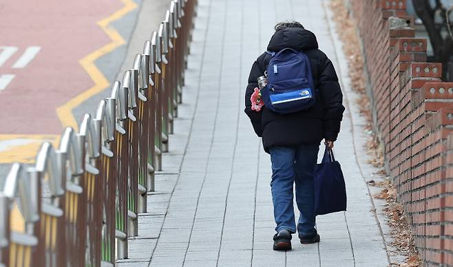 영국 BBC가 한국의 저출산 배경을 집중 조명했다. 윤석열 대통령의 늘봄학교 관련 중앙지방협력회의를 앞둔 지난달 27일(한국시각) 서울 시내 한 초등학교에서 학생들이 등교를 하고 있는 모습. 사진=뉴스1
