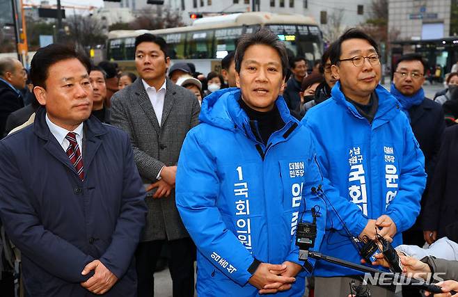 [서울=뉴시스] 김근수 기자 = 임종석 전 청와대 비서실장이 28일 오후 서울 성동구 왕십리역 광장에서 시민들에게 저녁인사를 하고 있다. 2024.02.28. ks@newsis.com