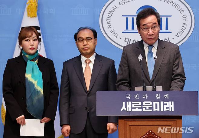 [서울=뉴시스] 이영환 기자 = 이낙연 새로운미래 공동대표가 29일 오전 서울 여의도 국회 소통관에서 인재영입 발표 기자회견을 하고 있다. 왼쪽부터 성악가 조우정 씨, 문재웅 세종대 교수. 2024.02.29. 20hwan@newsis.com