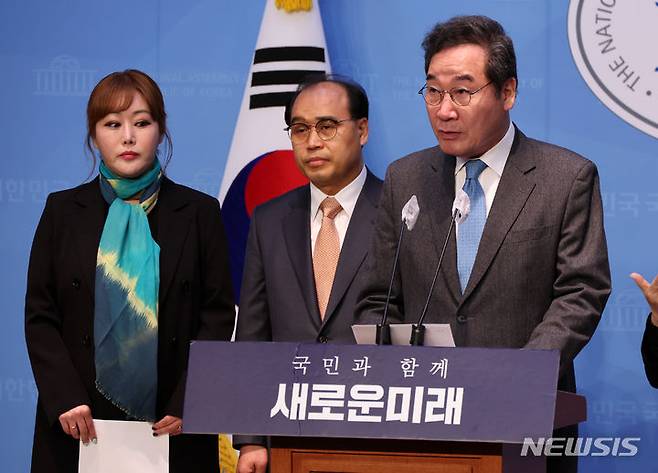 [서울=뉴시스] 이영환 기자 = 이낙연 새로운미래 공동대표가 29일 오전 서울 여의도 국회 소통관에서 인재영입 발표 기자회견을 하고 있다. 왼쪽부터 성악가 조우정 씨, 문재웅 세종대 교수. 2024.02.29. 20hwan@newsis.com