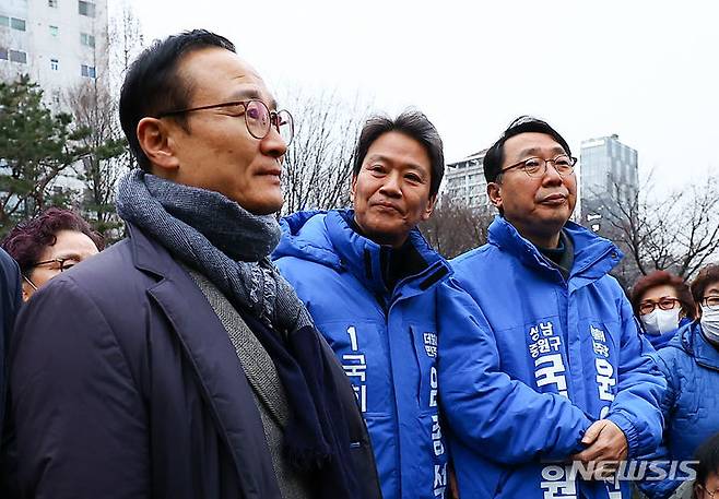 [서울=뉴시스] 김근수 기자 = 임종석 전 청와대 비서실장과 홍영표 전 더불어민주당 원내대표, 윤영찬 의원이 28일 오후 서울 성동구 왕십리역 광장에서 시민들에게 저녁인사를 하고 있다. 2024.02.28. ks@newsis.com