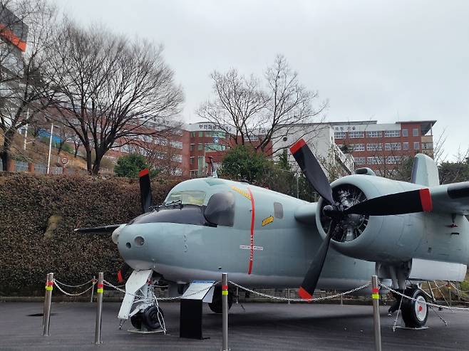 부산항공고에 전시된 비행기 모형. 부산시교육청 제공