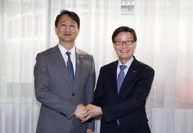 사진은 왼쪽부터 안덕근 산업통상자원부 장관, 윤진식 한국무역협회 회장. 한국무역협회 제공