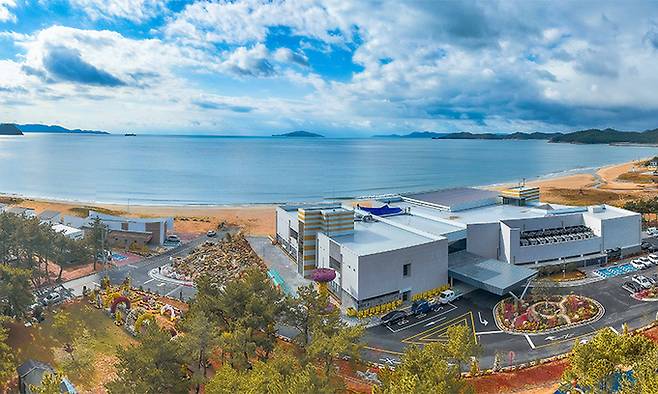 전남 완도군 신지면 신지명사십리해수욕장에 위치한 해양치유센터 전경. 완도군 제공