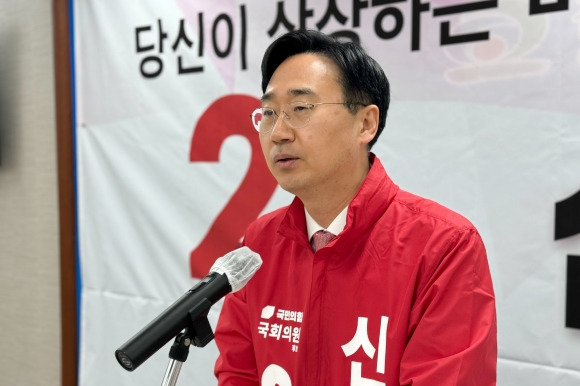 충남 천안갑에 출마하는 국민의힘 신범철 예비후보가 29일 기자회견을 하고 있다. 이종익 기자