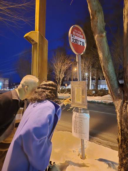 2월25일 오후, 히가시카와정에서 아사히카와역으로 가는 버스 운행표를 보고 있는 남성과 여성.ⓒ시사저널 김현지