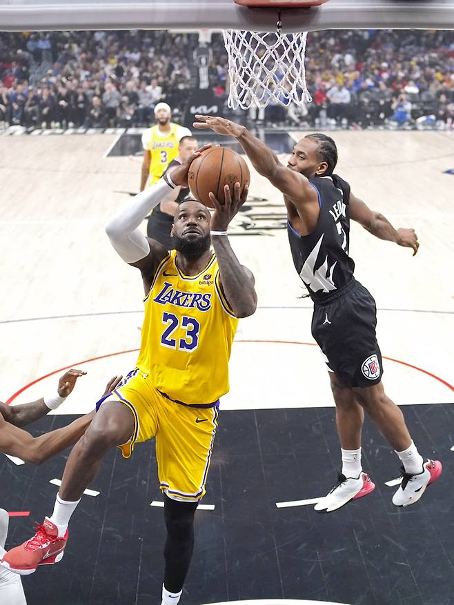 LA 레이커스 르브론 제임스가 29일 미국 로스앤젤레스 크립토닷컴 아레나에서 열린 2023~2024 NBA LA 클리퍼스와의 라이벌전에서 속공 득점을 올리고 있다.  AP연합뉴스