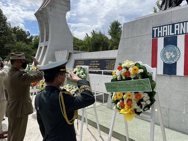 한국과 참전국 무관들이 참전비에 경례를 하고 있다. 2022.6.24 [촌부리<태국>=김남권 특파원]