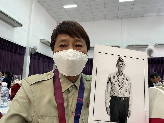 1년전 숨진 참전용사 아버지 사진을 들고 눈물을 글썽이는 파니탄 럿신(61)씨 2022.6.24
[촌부리<태국>=김남권 특파원]