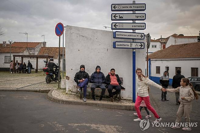 포르투갈 농촌마을 사우 테오토니우 시내에서 버스를 기다리는 아시아계 이민자들 [AFP 연합뉴스자료사진. 재판매 및 DB 금지]