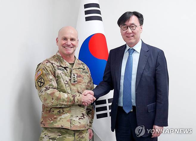 장호진 국가안보실장, NATO 동맹작전사령관 접견 (서울=연합뉴스) 홍해인 기자 = 장호진 국가안보실장이 29일 서울 용산 대통령실 청사에서 방한 중인 크리스토퍼 카볼리 북대서양조약기구(NATO) 동맹작전사령관을 만나 악수하고 있다. 2024.2.29 [대통령실 제공. 재판매 및 DB 금지] hihong@yna.co.kr