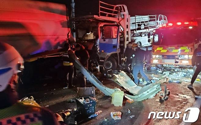 1일 오전 0시 25분쯤 중부고속도로 서울 방향 청주 오창톨게이트 인근에서 차량 5대가 추돌했다. (청주서부소방서 제공) /뉴스1