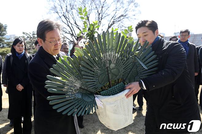 이재명 더불어민주당 대표가 3.1절인 1일 서울 용산구 효창공원 백범 김구 묘역에서 백범 김구 선생의 증손자인 김용만 대한민국 임시정부 기념사업회 이사와 헌화하고 있다. 2024.3.1/뉴스1 ⓒ News1 이승배 기자