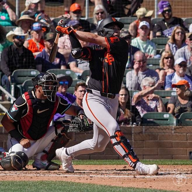 이정후가 1일(한국시각) 솔트리버필즈에서 열린 애리조나 다이아몬드백스와의 원정 시범경기에서 3회 우월 솔로홈런을 터뜨리고 있다. 출처=샌프란시스코 자이언츠 구단 공식 X