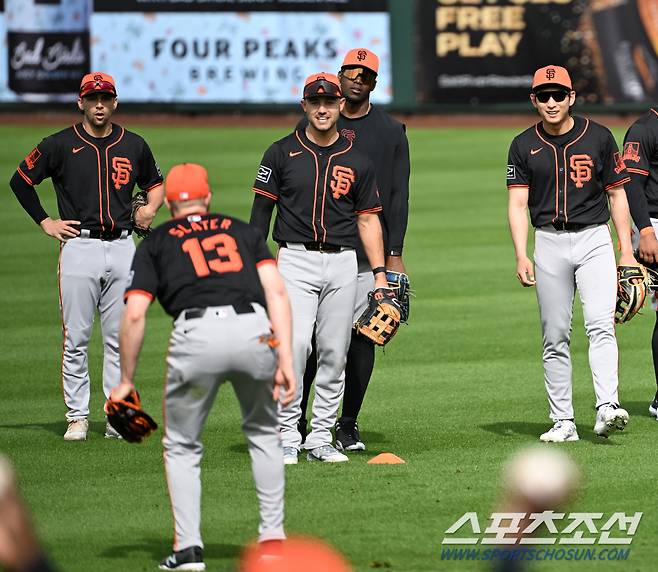 이정후가 지난달 24일(한국시간) 동료 외야수들과 여유로운 분위기 속에 수비 연습을 하고 있다. 스코츠데일(미국 애리조나주)=허상욱 기자wook@sportschosun.com