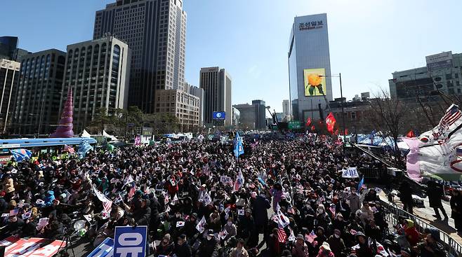 1일 오후 서울 중구 세종대로와 광화문역 일대에서 열린 집회 참가자들이 태극기와 성조기를 흔드는 모습. /뉴스1