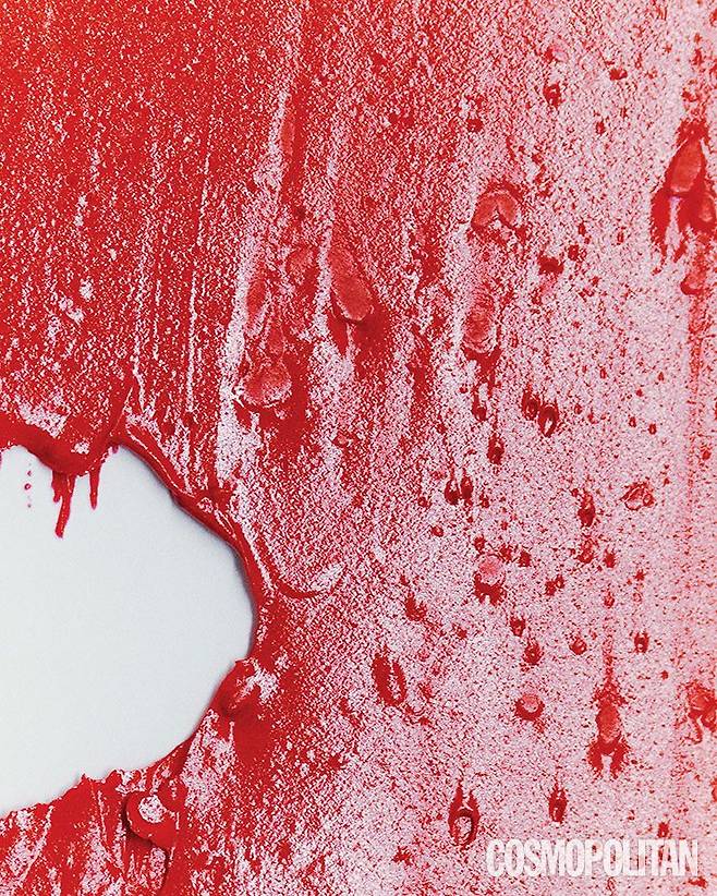 데코르테 AQ 립스틱 19 7만1천원대 입술에 부드럽게 녹아들듯 발리는 강렬한 스칼렛 레드 컬러 포뮬러가 새틴처럼 매끈하게 픽싱돼 선명하고 볼륨감 있는 입술을 완성한다.