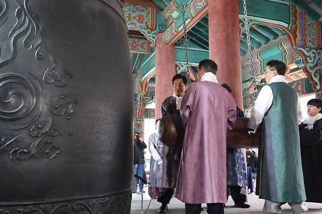 오세훈 서울시장이 1일 서울 보신각종에서 열린 3ㆍ1절 기념 타종행사에서 독립유공자 후손 등과 타종하고 있다.ⓒ연합뉴스