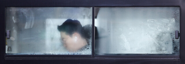 아침 기온이 영하권으로 떨어진 지난 16일 오전 서울 종로구 광화문네거리를 지나가는 버스 창문에 습기가 차 있다. 연합뉴스