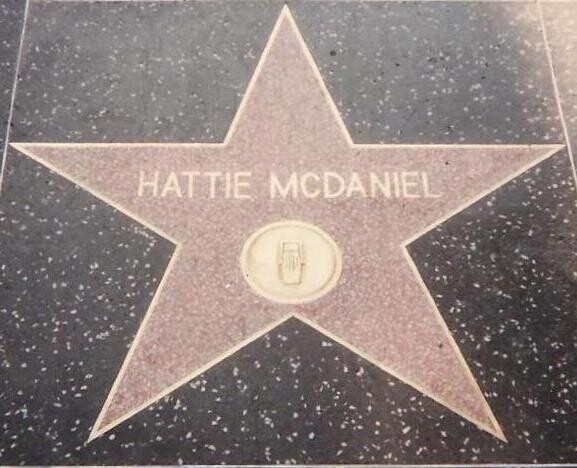맥다니엘이 라디오에 기여한 공로로 받은 할리우드 명예의 거리에 있는 별.