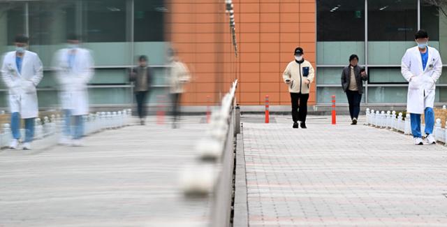 정부가 정한 이탈 전공의 복귀 시한 마지막 날인 지난달 29일 서울의 한 대형 병원에서 환자의 보호자와 의료진이 이동하고 있다. 서재훈 기자