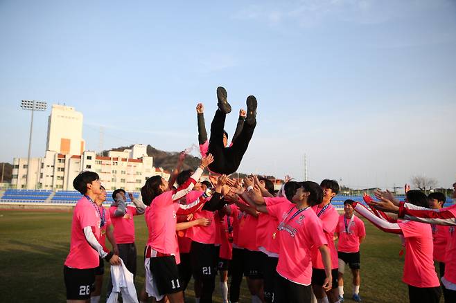 고려대 선수들이 신연호 감독을 헹가래 치는 모습. 사진=대학축구연맹