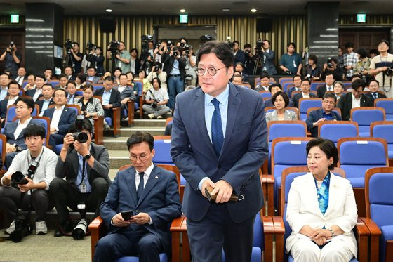 홍익표 더불어민주당 원내대표가 지난해 9월 26일 국회에서 열린 더불어민주당 제4기 원내대표 보궐선거 의원총회에서 당선 소감을 밝히기 위해 발언대로 향하고 있다. [사진공동취재단]