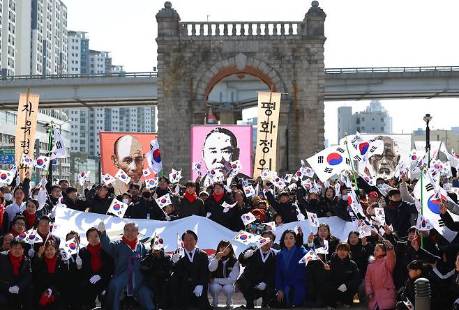 1일 서울 서대문구 독립문 앞에서 열린 3·1독립만세운동 행진에 참가한 시민들. 연합뉴스