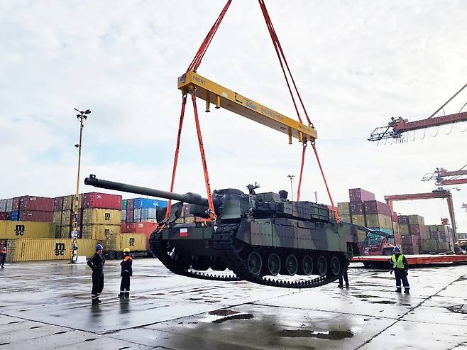 현대로템이 수출한 K2 전차가 폴란드 그드니아 항구에 하역되고 있다. 사진=현대로템