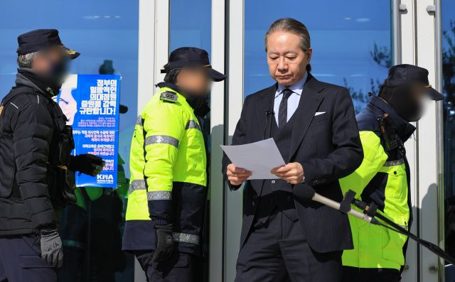 주수호 대한의사협회 비상대책위원회 언론홍보위원장이 1일 오후 서울 용산구 의협 회관 앞에서 경찰의 압수수색과 관련해 입장을 밝히기 위해 회관에서 나오고 있다. 연합뉴스