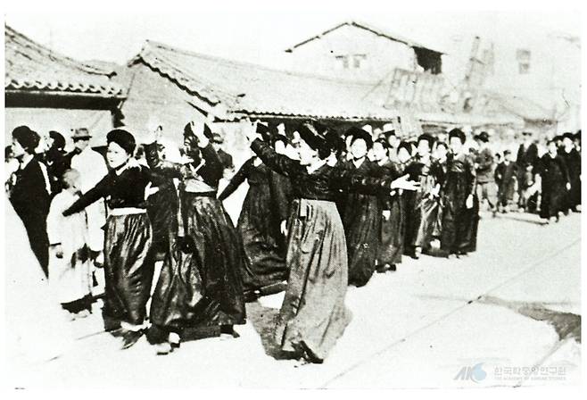 1919년 3·1운동 첫날 서울에서 만세운동에 나선 여성들 모습./사진=한국학중앙연구원 홈페이지 캡처