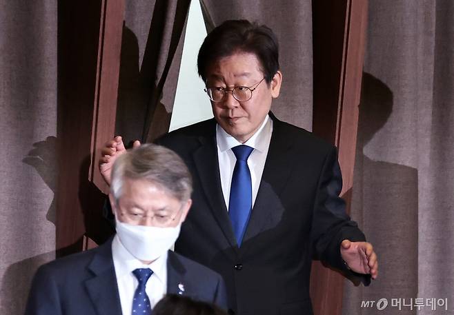 (서울=뉴스1) 구윤성 기자 = 이재명 더불어민주당 대표가 29일 오후 서울 여의도 국회 본회의장에서 열린 제413회 국회(임시회) 제6차 본회의에서 투표를 마치고 의석으로 향하고 있다. 2024.2.29/뉴스1  Copyright (C) 뉴스1. All rights reserved. 무단 전재 및 재배포,  AI학습 이용 금지. /사진=(서울=뉴스1) 구윤성 기자