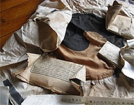 서울 은평구 진관사(津寬寺) 부속건물인 칠성각(七星閣)의 해체복원 중 발견된 태극기의 모습. 서울시청 제공