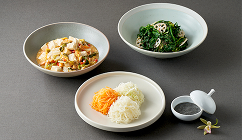 매운채소두부볶음(왼쪽부터 시계 방향)·섬초연근참깨무침·흑임자소스와 세가지 채소. 발우공양