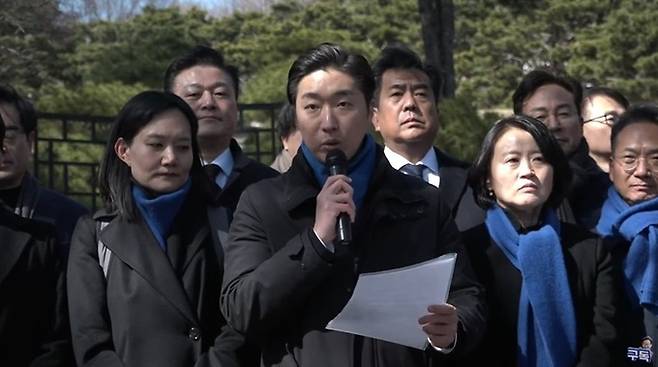 백범 김구 선생의 증손자이자 4·10 국회의원 총선거를 앞두고 더불어민주당의 ‘8호 인재’로 영입된 김용만 대한민국임시정부기념사업회 이사가 1일 서울 용산구 효 창공원에서 영입인재들을 대표해 발언하고 있다. 더불어민주당 유튜브 채널 영상 캡처