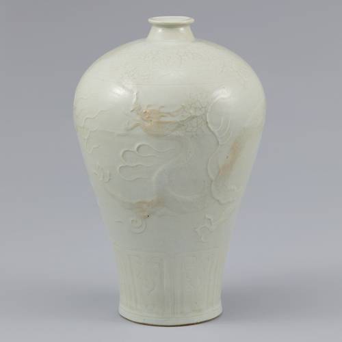 ‘원 백자양각운룡문매병’(元 白瓷阳刻云龙纹梅瓶, 32.5×5×11.5cm)