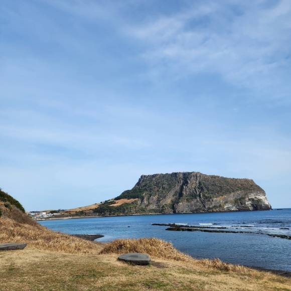 제주 올레길 1코스느 해안길을 걷다 보면 성산일출봉과 우도의 바다를 한눈에 볼 수 있다.