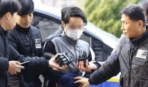 설 연휴때  술에 만취해 어머니를 살해한 30대  A씨가 지난 11일 오후 경기 고양시 의정부지법 고양지원에 구속 전 피의자  심문 을 받기위해 법원에 들어서고 있다. 뉴시스