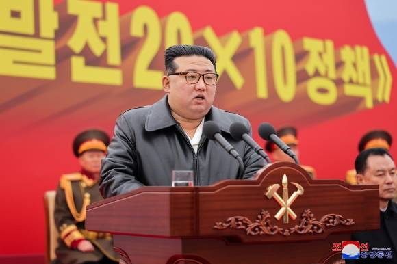 북, ‘지방발전’ 첫 공장 착공…김정은 “이제야 시작 자괴심에 송구” - 북한 김정은 국무위원장이 역점을 두고 있는 ‘지방발전 20×10 정책’에 따른 첫 공장 건설이 시작됐다. 조선중앙통신은 지난 28일 평안남도 성천군 지방공업공장 건설 착공식이 진행됐고 김정은 위원장이 참석해 연설했다고 29일 보도했다. 2024.2.29 연합뉴스