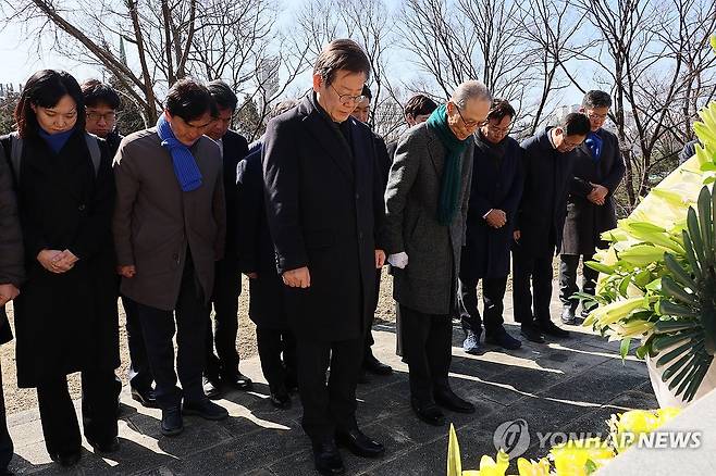 이재명 대표, 임정요인 묘역 참배 (서울=연합뉴스) 이정훈 기자 = 더불어민주당 이재명 대표가 1일 서울 효창공원 내 임정요인 묘역을 참배하고 있다. 2024.3.1 uwg806@yna.co.kr