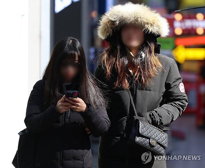 꽃샘추위에 두꺼운 패딩 옷차림 (서울=연합뉴스) 김도훈 기자 = 서울지역 아침 기온이 영하권을 기록하는 등 꽃샘추위가 기승을 부린 1일 오후 서울 명동에서 두꺼운 옷차림의 시민이 길을 지나고 있다. 2024.3.1 superdoo82@yna.co.kr