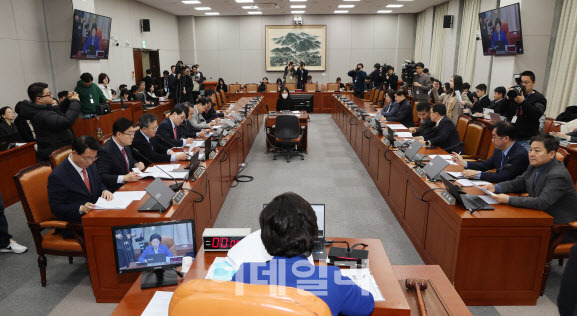 남인순(가운데 뒷모습) 국회 정개특위 위원장이 29일 서울 여의도 국회에서 열린 국회 정치개혁특별위원회 전체회의에서 의사진행을 하고 있다.(사진=방인권 기자)