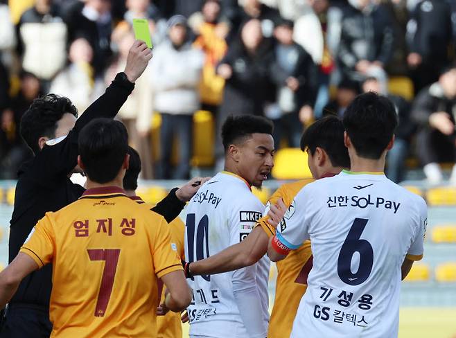 2일 광주축구전용구장에서 열린 프로축구 K리그1 광주FC와 FC서울의 경기. 서울 린가드가 깊은 태클로 옐로카드를 받고 있다. 사진=연합뉴스