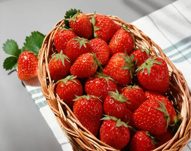 빨갛게 잘 익은 딸기는 안토시아닌, 비타민C, 엘라직산 성분 등 항산화물질이 풍부해 중년 여성 건강에 좋다. [사진=클립아트코리아]