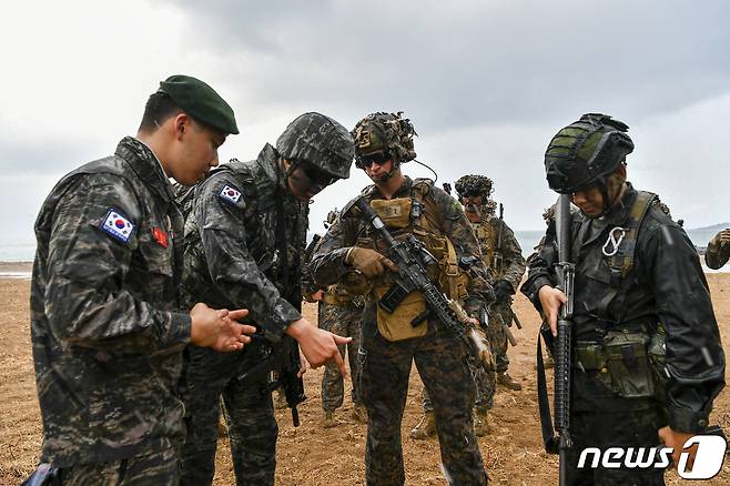 1일(현지시간) 태국 촌부리주 핫야오 해안 일대에서 열린 코브라 골드 연합훈련에서 한·미·태 해병대원들이 전술 토의를 하고 있다. (해병대 제공) 2024.3.2/뉴스1