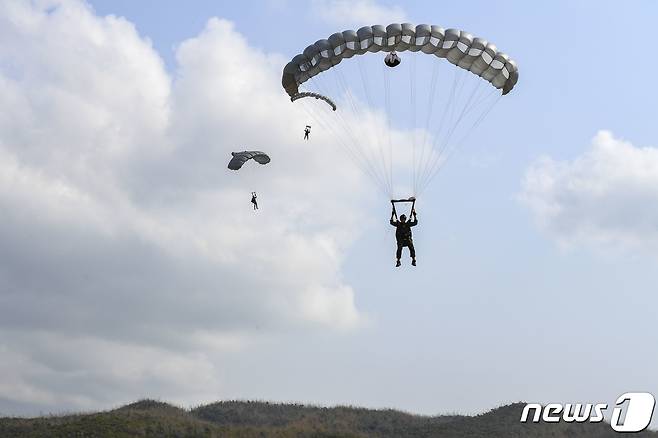 1일(현지시간) 태국 촌부리주 핫야오 해안 일대에서 열린 코브라 골드 연합훈련에서 태국 수색부대 장병들이 공수 강하를 하고 있다. (해병대 제공) 2024.3.2/뉴스1